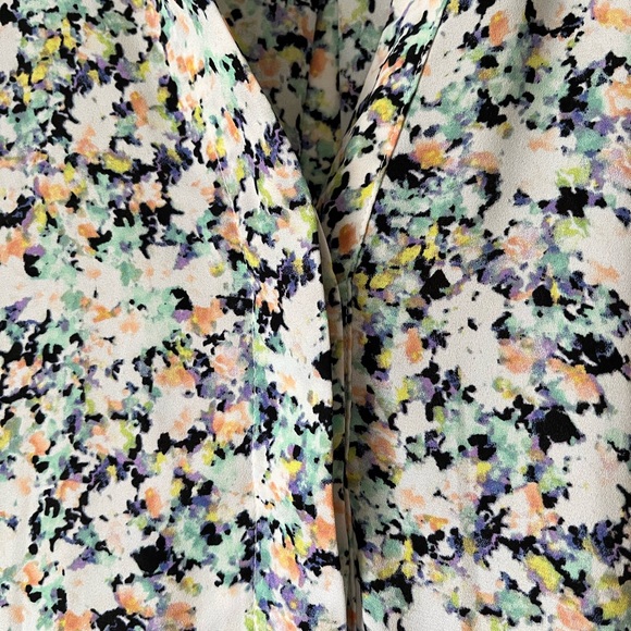 Floral spring blouse. V neck front and slightly longer at the back. - Picture 2 of 4